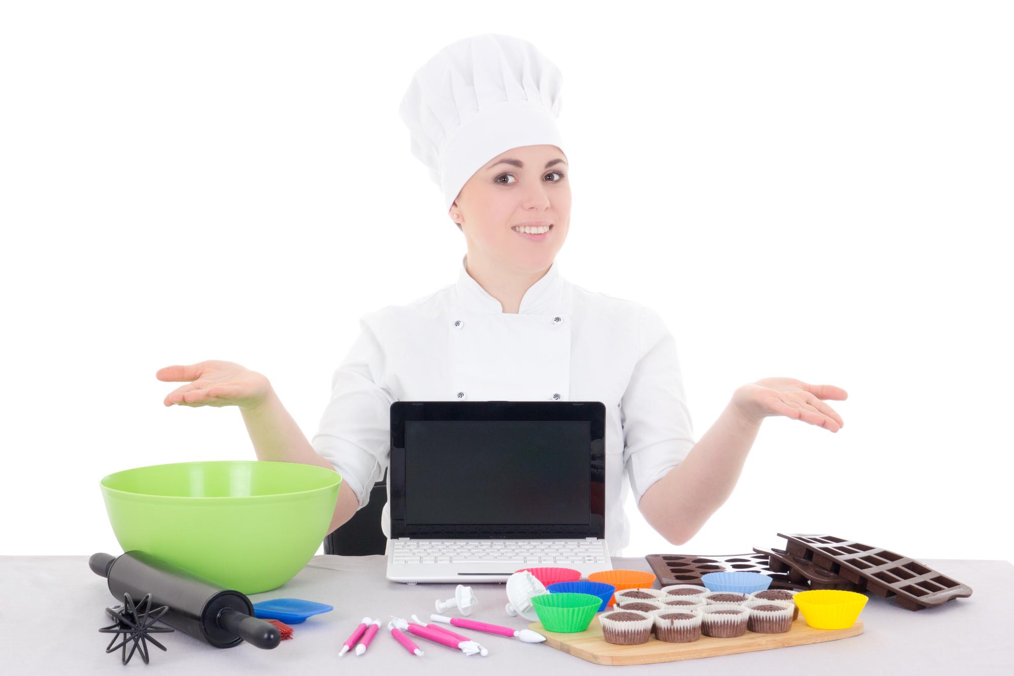 Chef che cucina in una cucina luminosa